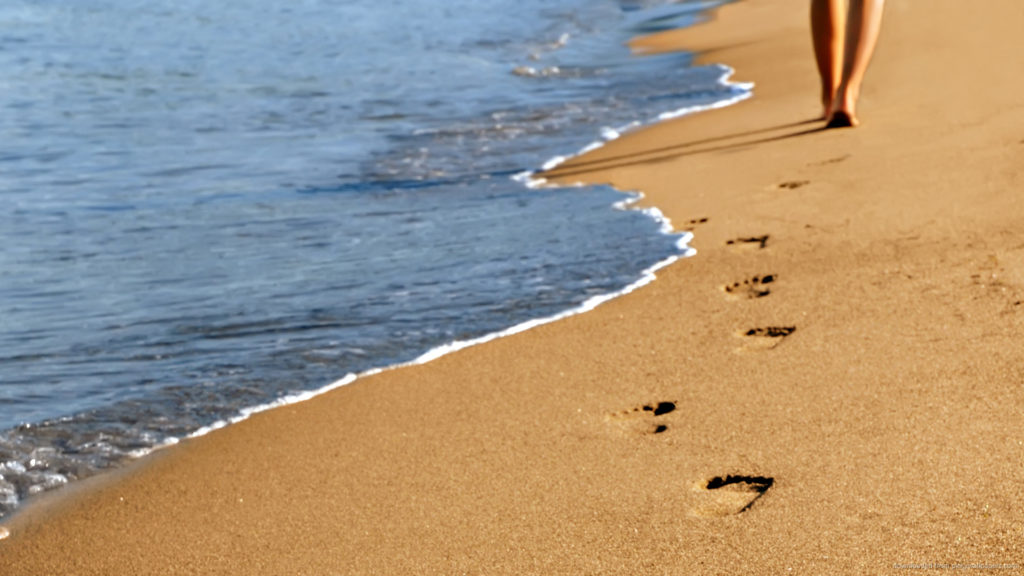 beautiful-beach-footprints-wallpaper